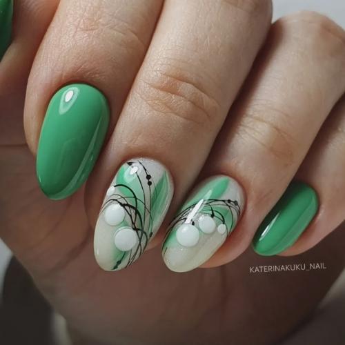Зеленый - не самый популярный в маникюре цвет, его выбирают не так часто как, например, розовый или красный. 02