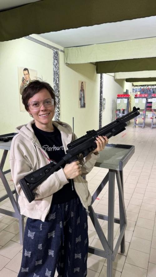 dailyЖеня.  Кто сказал, что женщина должна выбирать между маникюром и стрельбой? 01