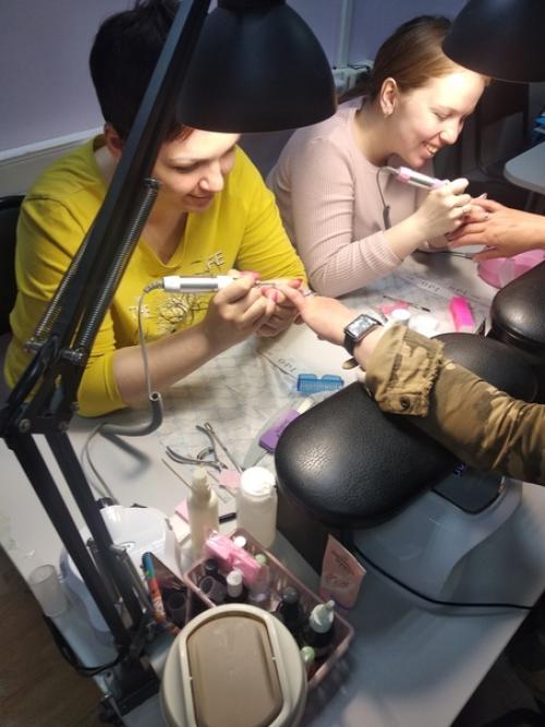 9-30 Начинающие мастера маникюра Оксана и Ксения. 01