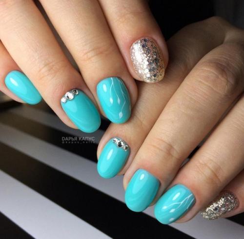 Маникюр в нежно голубом цвете. 09