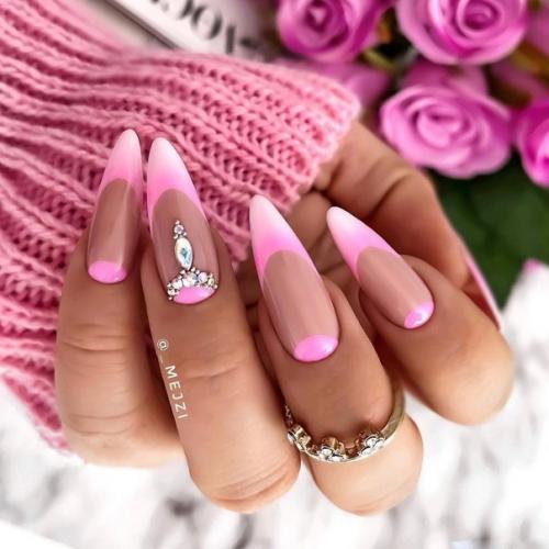 Розовый цвет - один из самых популярных в маникюре наряду с красным. 04