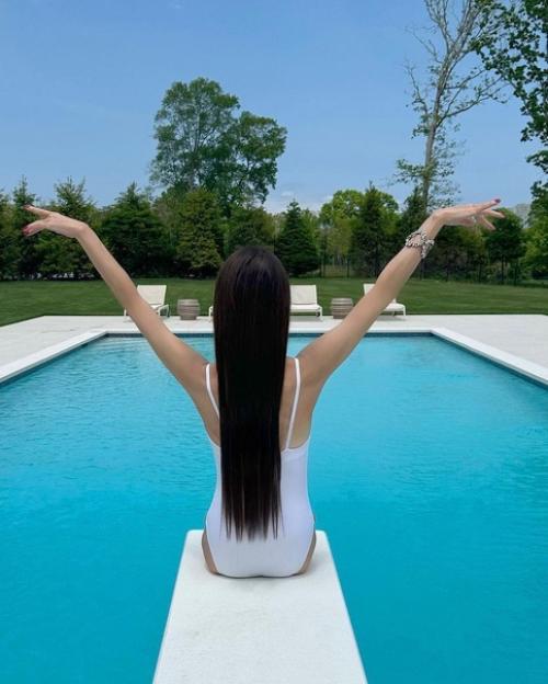 Вера вонг, 74-летняя дизайнерка, проводит время у бассейна в белом купальнике, греясь на солнце. 02