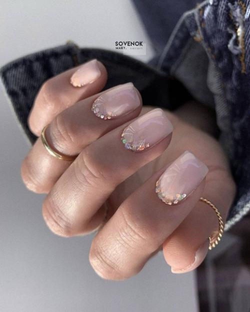 Даже если нюдовые оттенки лака для ногтей пропадут из списка трендовых дизайнов маникюра, популярность и спрос на них сохранится. 08
