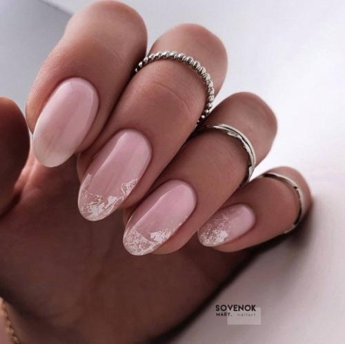 Даже если нюдовые оттенки лака для ногтей пропадут из списка трендовых дизайнов маникюра, популярность и спрос на них сохранится. 04