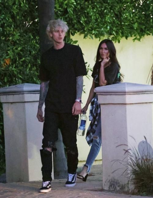 Меган Фокс и Machine Gun Kelly сделали парный маникюр. 01 Меган Фокс и Machine Gun Kelly сделали парный маникюр. 01