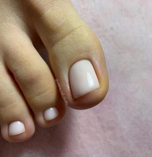 Маникюр с французскими мотивами, выполненными в необычных цветовых сочетаниях, придает классическому образу смелость и новизну. 02