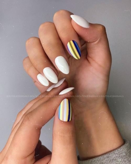 Интересным и суперстильным видом маникюра в сезоне для вас может стать модный маникюр с полосками. 02