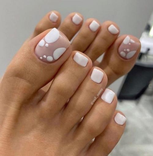 Маникюр с французскими мотивами, выполненными в необычных цветовых сочетаниях, придает классическому образу смелость и новизну. 07