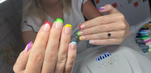 Самый широко известный, популярный и любимый всеми модницами вид маникюра - это френч. 02