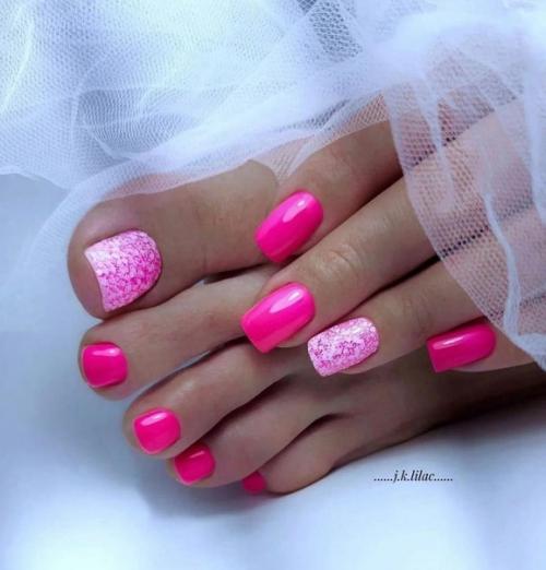 Маникюр с французскими мотивами, выполненными в необычных цветовых сочетаниях, придает классическому образу смелость и новизну. 03