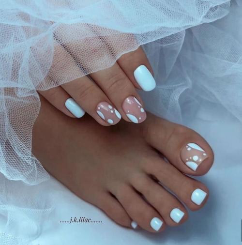 Маникюр с французскими мотивами, выполненными в необычных цветовых сочетаниях, придает классическому образу смелость и новизну. 05