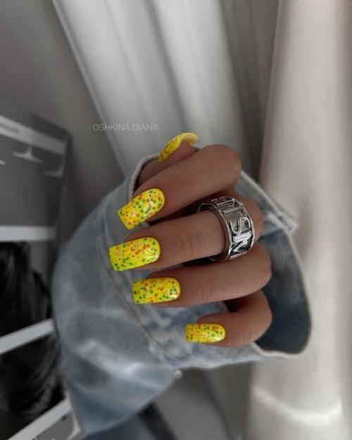 Желтый маникюр - отличный выбор для тех, кто любит яркие и солнечные оттенки. 03