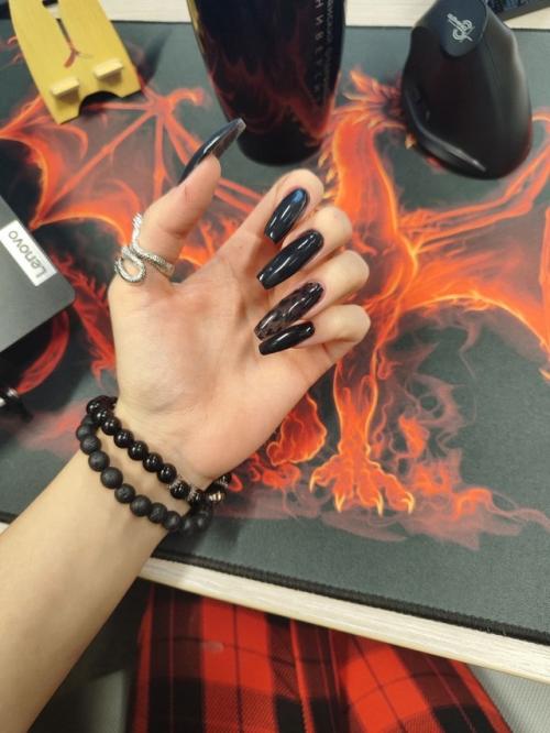 Недавно в комментариях затронули тему моего маникюра и было много вопросов, не мешают ли длинные ногти мне в работе? 05 Недавно в комментариях затронули тему моего маникюра и было много вопросов, не мешают ли длинные ногти мне в работе? 05