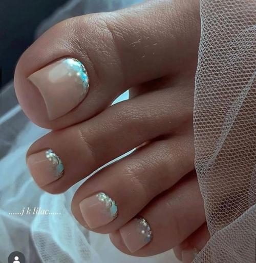 Маникюр с французскими мотивами, выполненными в необычных цветовых сочетаниях, придает классическому образу смелость и новизну. 06