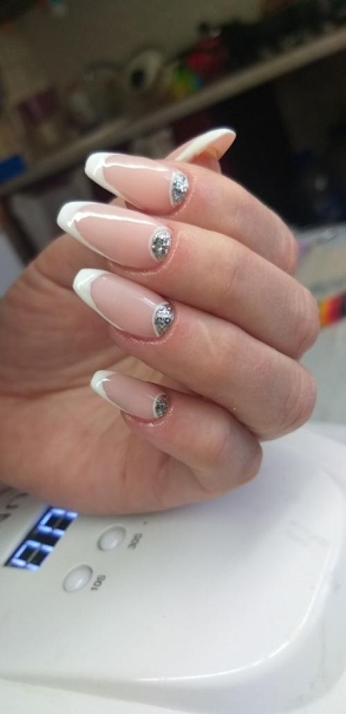 Самый широко известный, популярный и любимый всеми модницами вид маникюра - это френч. 05