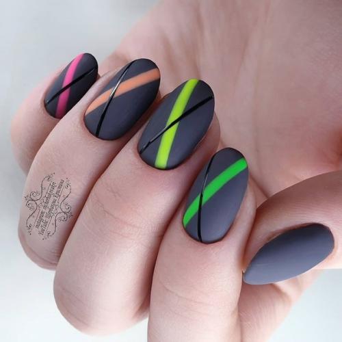 Интересным и суперстильным видом маникюра в сезоне для вас может стать модный маникюр с полосками. 04