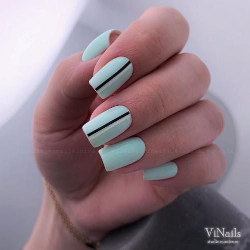 Интересным и суперстильным видом маникюра в сезоне для вас может стать модный маникюр с полосками. 05