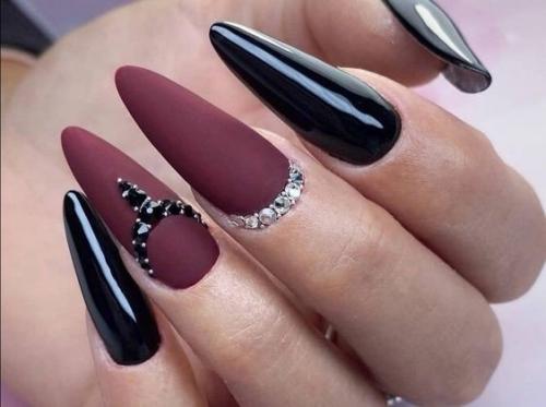 Маникюр в тёмных оттенках. 04