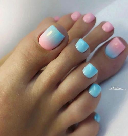 Маникюр с французскими мотивами, выполненными в необычных цветовых сочетаниях, придает классическому образу смелость и новизну. 04