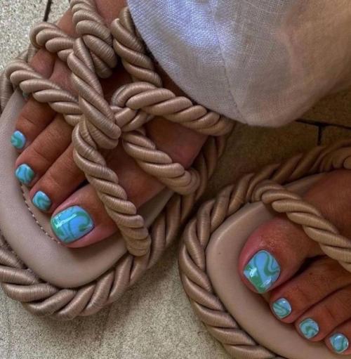 Маникюр с французскими мотивами, выполненными в необычных цветовых сочетаниях, придает классическому образу смелость и новизну. 08