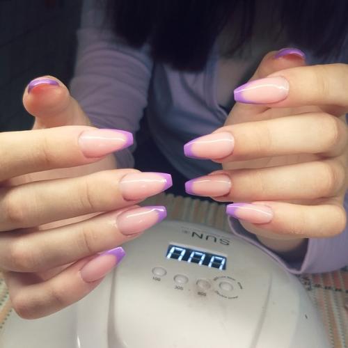 Самый широко известный, популярный и любимый всеми модницами вид маникюра - это френч. 01