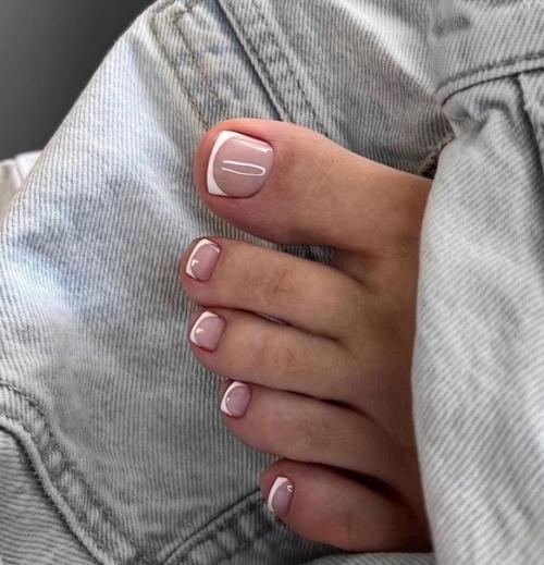 Маникюр с французскими мотивами, выполненными в необычных цветовых сочетаниях, придает классическому образу смелость и новизну. 01