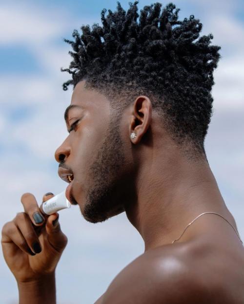 Когда у него стрелки круче, чем у тебя: рэпер Lil Nas X стал амбассадором YSL Beauty. 02