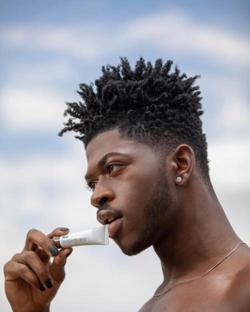 Когда у него стрелки круче, чем у тебя: рэпер Lil Nas X стал амбассадором YSL Beauty. 03