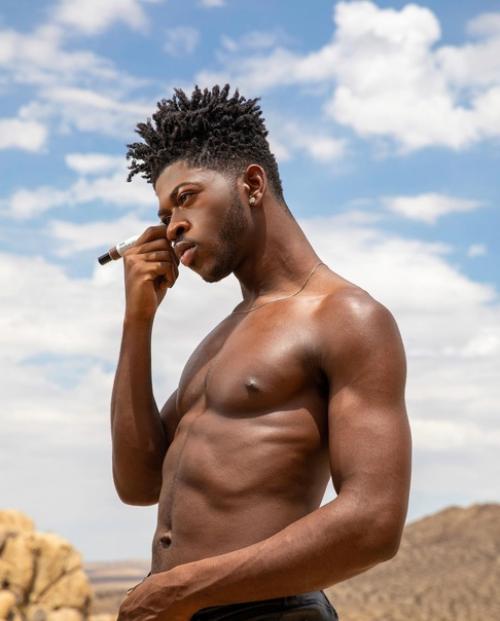 Когда у него стрелки круче, чем у тебя: рэпер Lil Nas X стал амбассадором YSL Beauty. 05