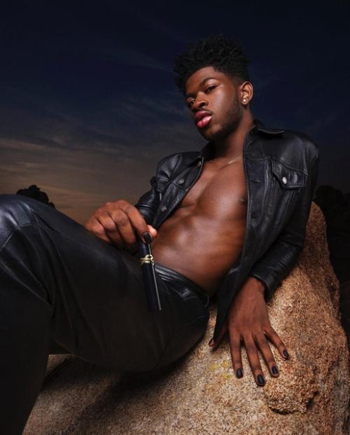 Когда у него стрелки круче, чем у тебя: рэпер Lil Nas X стал амбассадором YSL Beauty. 01