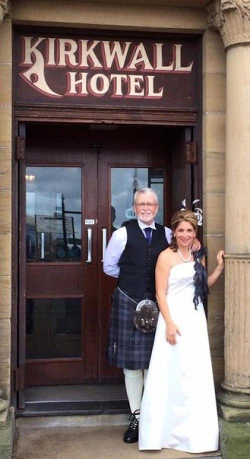 Внимание!  Только в том случае, если бы не местные жители, свадьба этой пары не состоялась бы. 03