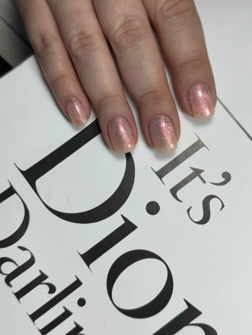 На фото гель из новой коллекции, очень красивый, нежный персиковый оттенок. 01