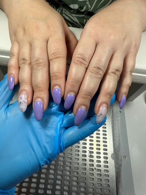 На фото гель из новой коллекции, очень красивый, нежный персиковый оттенок. 02