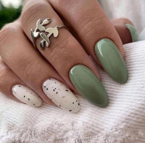 Использование стемпинга и трафаретов позволяет легко создавать сложные и красочные узоры на ногтях. 03