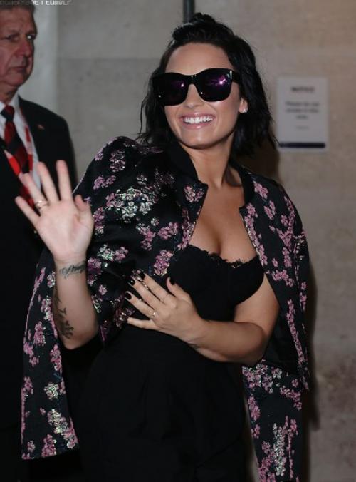 Когда делаешь маникюр в салоне, выходишь с красивыми, ровно накрашенными ногтями. 03 Когда делаешь маникюр в салоне, выходишь с красивыми, ровно накрашенными ногтями. 03