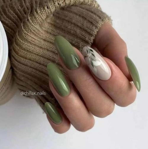 Использование стемпинга и трафаретов позволяет легко создавать сложные и красочные узоры на ногтях. 01