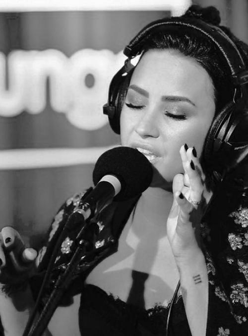 Когда делаешь маникюр в салоне, выходишь с красивыми, ровно накрашенными ногтями. 05 Когда делаешь маникюр в салоне, выходишь с красивыми, ровно накрашенными ногтями. 05