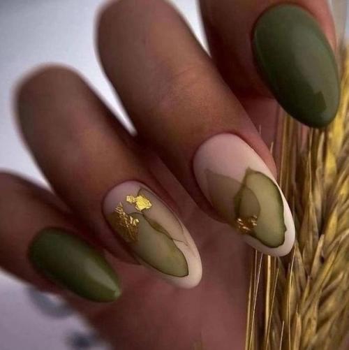 Использование стемпинга и трафаретов позволяет легко создавать сложные и красочные узоры на ногтях. 06